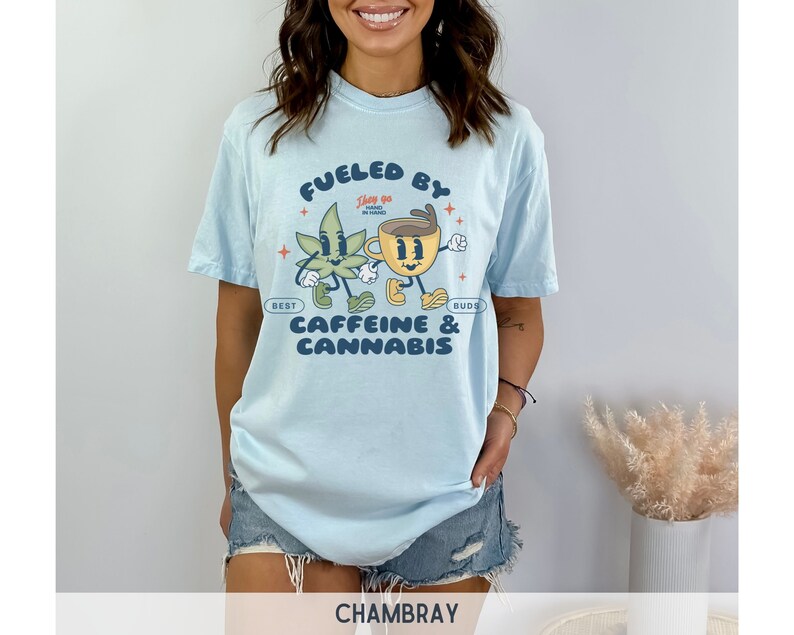 Camiseta de cafeína y cannabis, camiseta retro de café, camiseta de marihuana, camiseta sobria de California, camiseta retro de comestibles, camiseta de cannabis Chambray