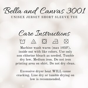 Op de afbeelding: Wasinstructies voor een Bella and Canvas 3001 unisex jersey T-shirt met korte mouwen. Machinewas warm (max. 105 graden Fahrenheit), binnenstebuiten met gelijke kleuren. Gebruik alleen bleekmiddel zonder chloor indien nodig. Drogen in de droger op lage temperatuur. Strijken op middelhoge temperatuur. Strijk niet over het bedrukte gebied op het shirt. Niet chemisch reinigen. Overmatige hitte in de droger kan scheuren veroorzaken. Drogen aan de lijn of in de droger op lage temperatuur wordt aanbevolen.