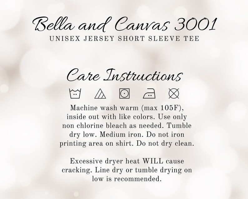 Op de afbeelding: Wasinstructies voor een Bella and Canvas 3001 unisex jersey T-shirt met korte mouwen. Machinewas warm (max. 105 graden Fahrenheit), binnenstebuiten met gelijke kleuren. Gebruik alleen bleekmiddel zonder chloor indien nodig. Drogen in de droger op lage temperatuur. Strijken op middelhoge temperatuur. Strijk niet over het bedrukte gebied op het shirt. Niet chemisch reinigen. Overmatige hitte in de droger kan scheuren veroorzaken. Drogen aan de lijn of in de droger op lage temperatuur wordt aanbevolen.