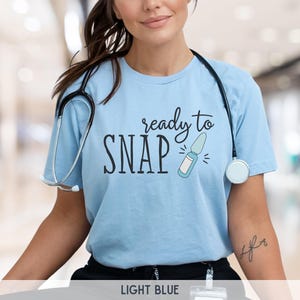 Camisetas divertidas de enfermera, camisetas divertidas de enfermera de UCI, camisetas de técnico médico, camisetas divertidas de técnico de medicación, ropa divertida de enfermera, camisetas de enfermera de urgencias, camisetas de enfermera práctica con licencia (LPN) Light Blue