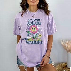 Camisa retro delirante, camisa Comfort Colors® Delulu, camisa divertida de salud mental, Delulu es la camisa de humor oscuro del trastorno delirante de Solulu Orchid
