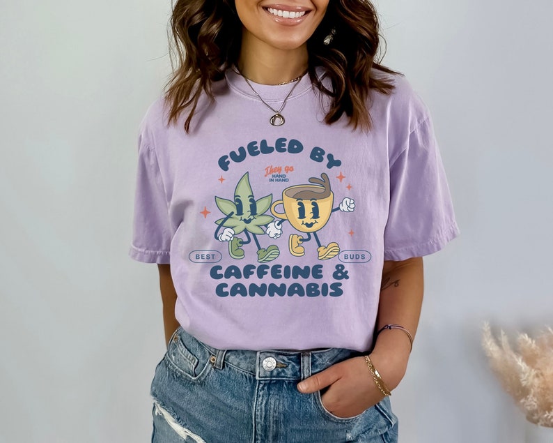 Camiseta de cafeína y cannabis, camiseta retro de café, camiseta de marihuana, camiseta sobria de California, camiseta retro de comestibles, camiseta de cannabis Orchid