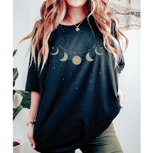 Moon Phase Shirt, Celestial Pendant Crescent Moon Shirt, Outer Space Inspirational Quote Tee, Never Stop Looking Up Shirt, Astrology Tee imagem 8