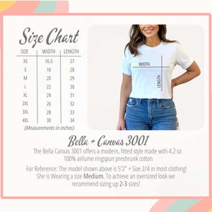Puede incluir: Camiseta blanca con tabla de tallas y medidas en pulgadas. La tabla enumera tallas de XS a 4XL, con medidas de ancho y largo. La modelo lleva una talla Medium. La camiseta es Bella + Canvas 3001.