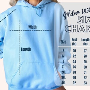 Peut inclure: Sweat &agrave; capuche bleu clair avec un tableau des tailles. Le tableau indique les mesures de la poitrine, de la longueur et de la longueur des manches en pouces pour les tailles S &agrave; 4XL. Le sweat &agrave; capuche a une capuche &agrave; cordon et une poche avant.