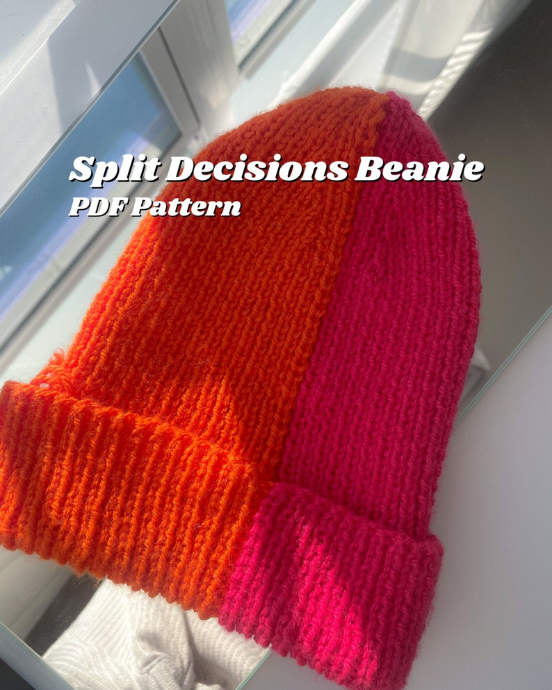 Puede incluir: Un patr&oacute;n de tejido de punto para un gorro de dos colores, naranja y rosa. El patr&oacute;n se llama "Split Decisions Beanie" y est&aacute; disponible para descargar en PDF.