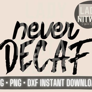 Könnte beinhalten: Schwarzweißes Grafikdesign mit dem Text "never decaf" in einer fetten, Pinselstrich-Schriftart. Das Design ist als digitaler Download erhältlich und umfasst die Dateiformate SVG, PNG und DXF.