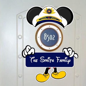 Captain Mickey tenant une bannière pour nom de famille, des aimants pour porte de croisière