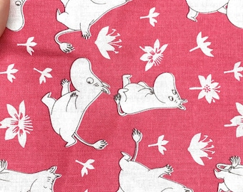 Sacola de compras Moomin, vermelha, com estampa do Moomin e flores.