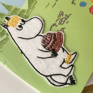 CARTE DE VUX pliée Moomin avec tuba et maison de Moomin, écusson à coudre
