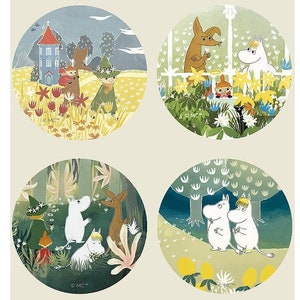 以下が含まれることがあります： ムーミンキャラクターのイラストが描かれた丸いステッカー6枚セット。ステッカーには、アコーディオンを演奏するムーミン、庭にいるムーミンとスニフ、森にいるムーミンとスナフキン、寝室にいるムーミンとリトルミイなど、ムーミンの物語のシーンが描かれています。ステッカーは光沢のある白い紙に印刷されています。