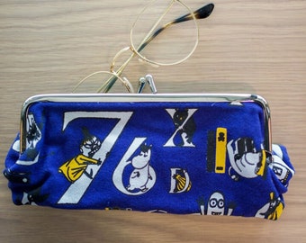 Bolsa/carteira/bolsa azul-escura com o alfabeto dos Moomins