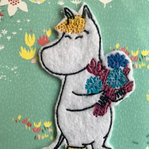 Carte postale Moomin CARTE DE VOEUX Femme avec tuba avec fleurs, patch à coudre