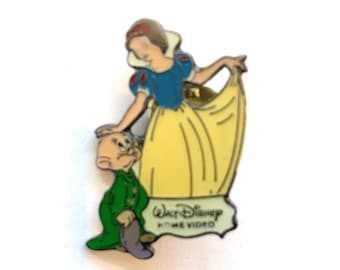 Pin metálico del anuncio de Walt Disney de Blancanieves y Mudito