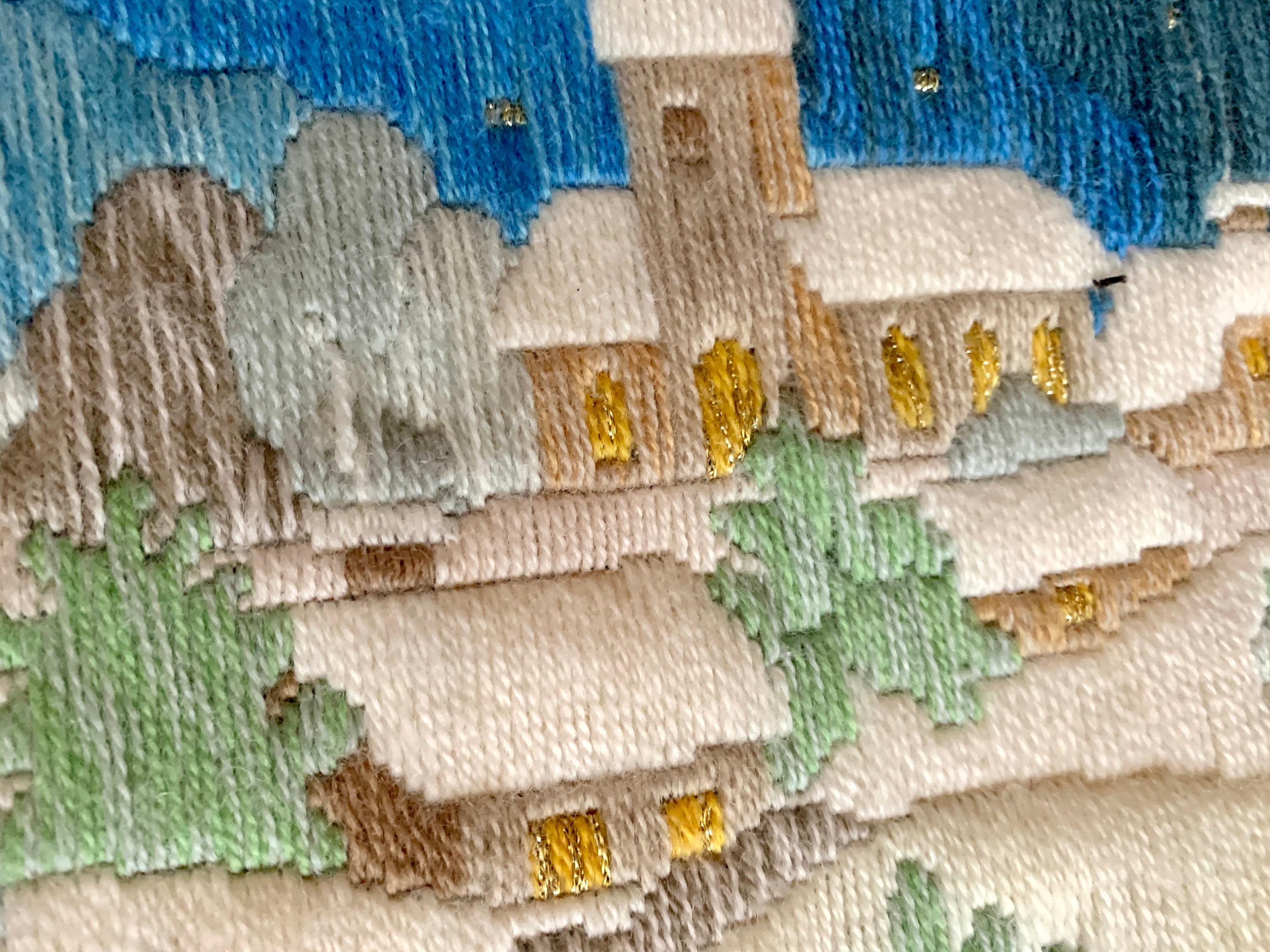 Broderie Crewel Encadrée - Village Et église - Fait Main - Vintage US