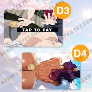 Puede incluir: Dos tarjetas de d&eacute;bito con ilustraciones de estilo anime. La tarjeta superior presenta una figura con el texto "TAP TO PAY". La tarjeta inferior muestra un personaje de anime diferente. Ambas tarjetas tienen un chip dorado.