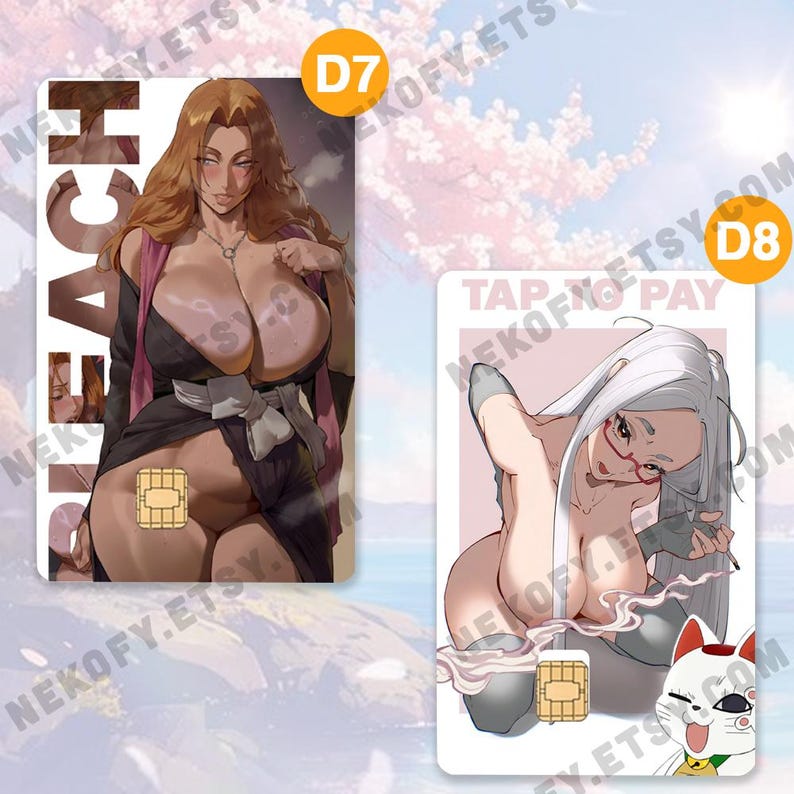 Puede incluir: Dos tarjetas ilustradas con mujeres de estilo anime. Una tarjeta tiene la palabra "BLEACH" y muestra a una mujer con un atuendo negro. La otra tarjeta dice "TAP TO PAY" y representa a una mujer con gafas. Ambas tarjetas tienen un chip dorado.