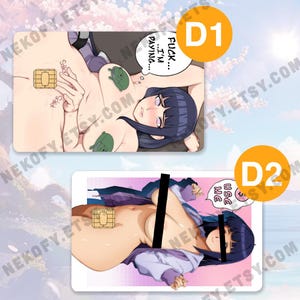 Puede incluir: Dos tarjetas de arte estilo anime. La tarjeta superior, etiquetada D1, presenta un personaje femenino desnudo con bocadillos que dicen "FUCK... I'M PAYING...". La tarjeta inferior, etiquetada D2, muestra un personaje similar con el texto "USE ME". Ambas tarjetas tienen un rect&aacute;ngulo dorado.