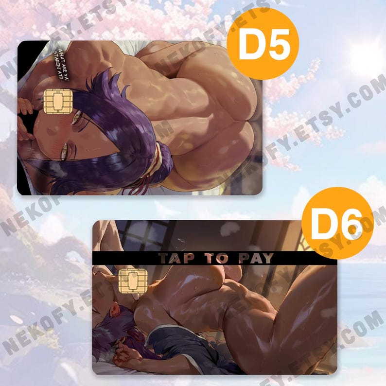 Puede incluir: Dos tarjetas de d&eacute;bito con ilustraciones de estilo anime. Una tarjeta presenta un personaje con cabello morado y el texto "WHAT ARE YA STARIN AT?". La otra tarjeta tiene el texto "TAP TO PAY". Ambas tarjetas tienen un chip dorado.