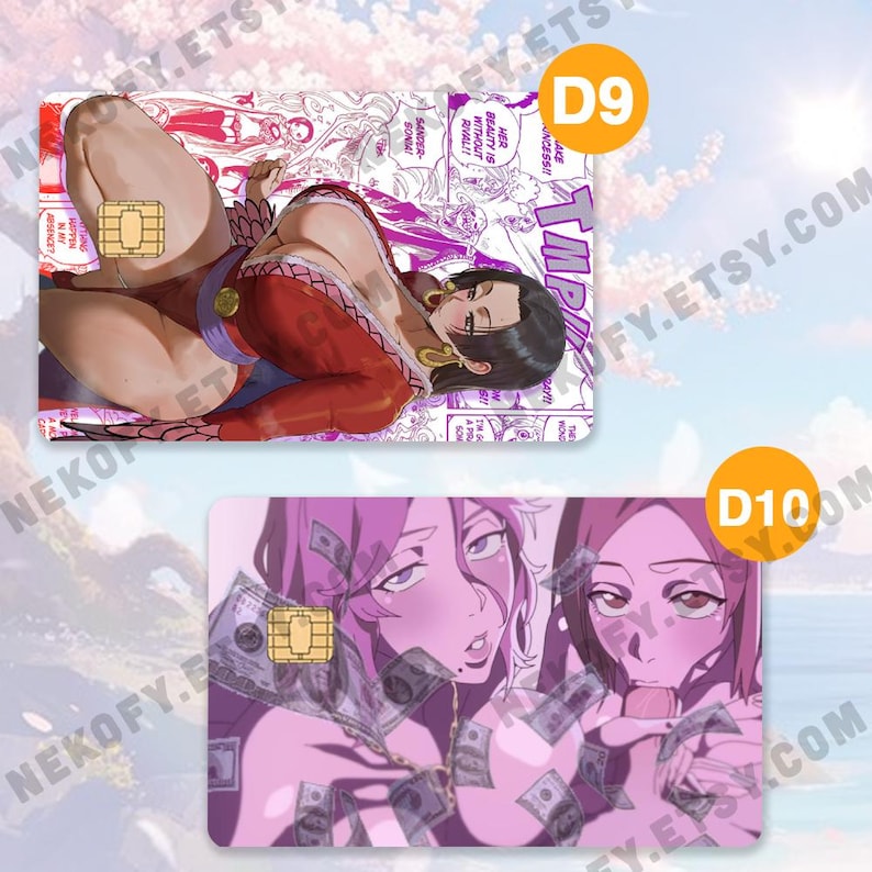 Puede incluir: Dos tarjetas de cr&eacute;dito con ilustraciones de estilo anime. La tarjeta superior presenta a una mujer con un atuendo rojo y morado, con texto estilo manga. La tarjeta inferior muestra a dos mujeres con dinero. Ambas tarjetas tienen un chip dorado.