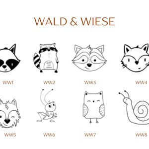 Pu&ograve; includere: Una collezione di otto illustrazioni di animali in bianco e nero a tratto, intitolata WALD & WIESE. Il set comprende un procione, un procione in piedi, un muso di procione, una volpe, un lupo, una cavalletta, un gufo e una lumaca, con codici.