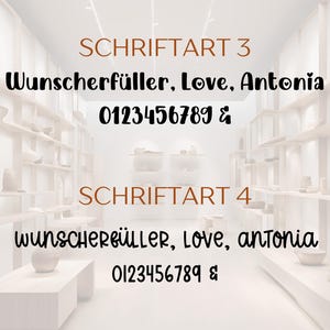 Pu&ograve; includere: Un display digitale che mostra due stili di carattere etichettati come SCHRIFTART 3 e SCHRIFTART 4. Ogni stile presenta il testo Wunscherf&uuml;ller, Love, Antonia e i numeri 0123456789 & su uno sfondo sfocato di un interno di negozio luminoso.