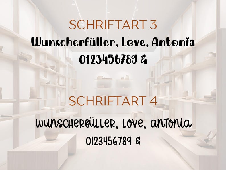 Pu&ograve; includere: Un display digitale che mostra due stili di carattere etichettati come SCHRIFTART 3 e SCHRIFTART 4. Ogni stile presenta il testo Wunscherf&uuml;ller, Love, Antonia e i numeri 0123456789 & su uno sfondo sfocato di un interno di negozio luminoso.