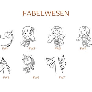 Pu&ograve; includere: Una collezione di sette illustrazioni in bianco e nero a tratto, etichettate come FABELWESEN. Il set include un unicorno, tre sirene con diversi accessori, due teste di unicorno e un drago, ciascuno contrassegnato con codici da FW1 a FW7.
