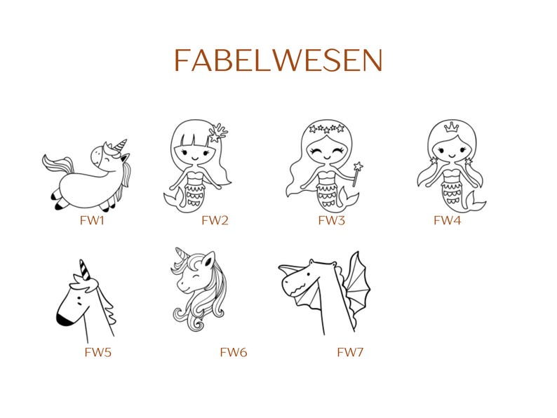 Pu&ograve; includere: Una collezione di sette illustrazioni in bianco e nero a tratto, etichettate come FABELWESEN. Il set include un unicorno, tre sirene con diversi accessori, due teste di unicorno e un drago, ciascuno contrassegnato con codici da FW1 a FW7.