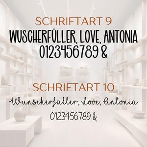 Pu&ograve; includere: Un display digitale che mostra due stili di carattere etichettati come SCHRIFTART 9 e SCHRIFTART 10. Il testo include le parole WUSCHERF&Uuml;LLER, LOVE, ANTONIA e i numeri 0123456789 & in due distinti caratteri neri su uno sfondo bianco sfocato.