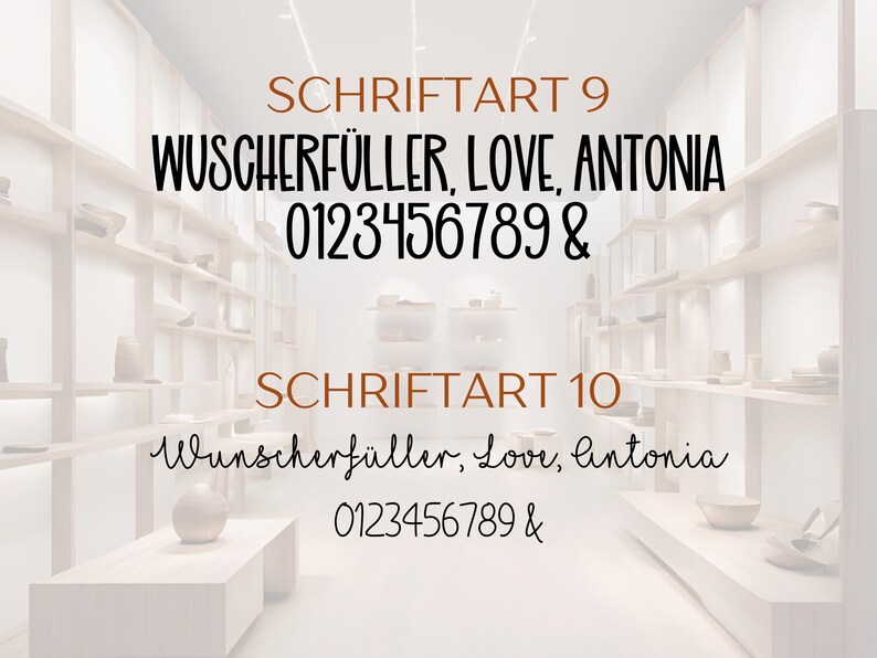 Pu&ograve; includere: Un display digitale che mostra due stili di carattere etichettati come SCHRIFTART 9 e SCHRIFTART 10. Il testo include le parole WUSCHERF&Uuml;LLER, LOVE, ANTONIA e i numeri 0123456789 & in due distinti caratteri neri su uno sfondo bianco sfocato.