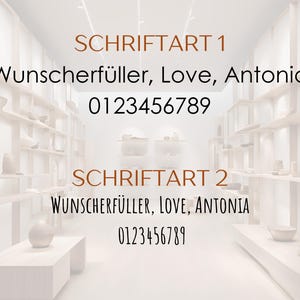 Pu&ograve; includere: Una tabella di confronto dei caratteri che mostra due stili distinti etichettati come SCHRIFTART 1 e SCHRIFTART 2. Ogni sezione presenta il testo Wunscherf&uuml;ller, Love, Antonia e la sequenza numerica 0123456789 in nero su sfondo bianco.
