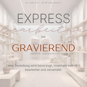 Puede incluir: Interior de una tienda con estanterías y mesas que exhiben diversos artículos de cerámica. La imagen presenta texto en alemán, incluyendo "EXPRESS Bearbeitung" y "GRAVIEREND", indicando servicios de grabado.