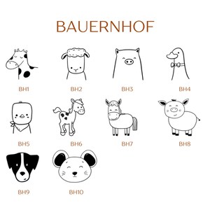 Pu&ograve; includere: Una collezione di dieci illustrazioni al tratto in bianco e nero di animali da fattoria etichettate BAUERNHOF. Il set include una giraffa, una pecora, un maiale, un'anatra, un uccello, un puledro, un cavallo, un maialino, un cane e un topo.