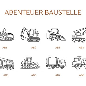 Pu&ograve; includere: Una collezione di otto icone in linea nera che raffigurano veicoli da cantiere etichettati da AB1 ad AB8, disposti su due file sotto il testo marrone ABENTEUER BAUSTELLE. I veicoli includono una finitrice, un escavatore, una minipala, una gru con palla da demolizione, un'autogr&ugrave;, un rullo compressore, un'autobotte e un autocarro con cassone ribaltabile.
