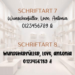 Pu&ograve; includere: Una tabella di caratteri con due stili etichettati come SCHRIFTART 7 e SCHRIFTART 8. Ogni sezione mostra il testo Wunscherf&uuml;ller, Love, Antonia e i numeri 0123456789 & in tipografia nera su uno sfondo chiaro e sfocato.