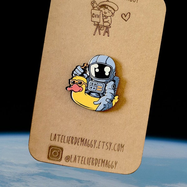 Pin's Astronaute avec bouée canard jaune | Bijoux en bois Astronaute | Idée Cadeau collection Espace | Cadeau humour | Cadeau rare pour lui