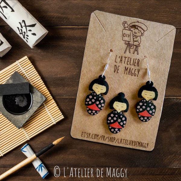 Boucles d'oreilles couleur noir Boucles Kokeshi Poupée Japonaise Fleurs de Cerisier Bijou fait main Cadeau artisanal Anniversaire pour femme