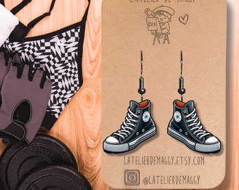 Boucles d'oreille couleur noir forme Sneakers Américaines| Bijoux en bois Baskets Converse | Idée cadeau pour elle