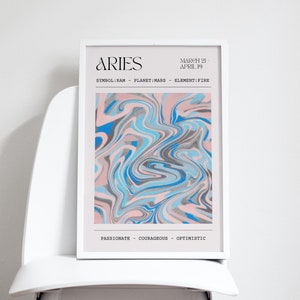 Peut inclure: Une impression encadrée blanche avec un motif marbré abstrait bleu, rose et gris. Le texte "ARIES" est en haut de l'impression, avec les dates "MARCH 21 - APRIL 19" en dessous. Le texte "SYMBOL: RAM - PLANET: MARS - ELEMENT: FIRE" est sous les dates. Le texte "PASSIONATE - COURAGEOUS - OPTIMISTIC" est en bas de l'impression.
