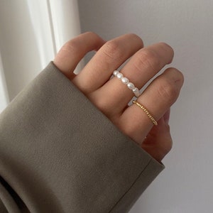 Perlenringe weiß gold minimalistisch schmuck sommer süß boho geschenkidee frau freundin geburtstag weihnachten muttertag jahrestag Bild 1