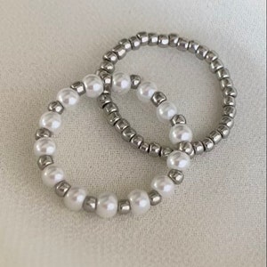 Perlenringe weiß silber minimalistisch Schmuck Boho Geschenk Geschenkidee Freundin Frau Muttertag Valentinstag Bild 2