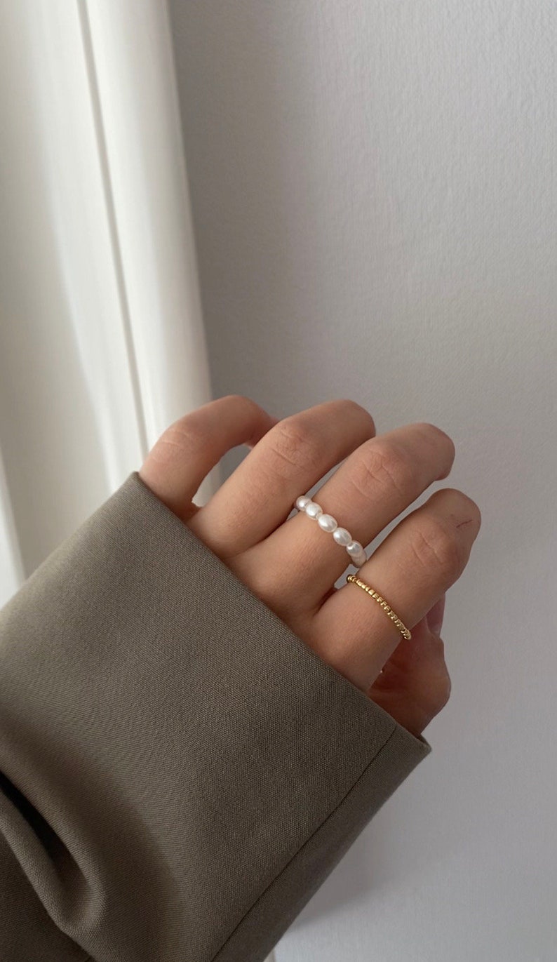 Perlenringe weiß gold minimalistisch schmuck sommer süß boho geschenkidee frau freundin geburtstag weihnachten muttertag jahrestag Bild 1