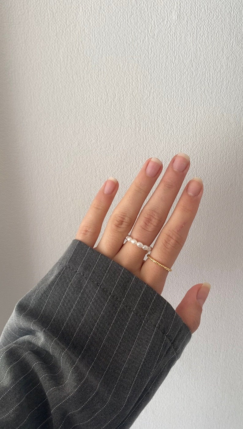 Perlenringe weiß gold minimalistisch schmuck sommer süß boho geschenkidee frau freundin geburtstag weihnachten muttertag jahrestag Bild 4