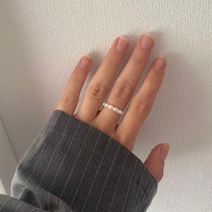 Perlenringe weiß gold minimalistisch schmuck sommer süß boho geschenkidee frau freundin geburtstag weihnachten muttertag jahrestag Bild 2