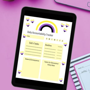 Peut inclure: Une tablette numérique affichant un tableau de suivi quotidien imprimable avec un design arc-en-ciel jaune, noir et violet. Le tableau comprend des sections pour les tâches du sub, les échéances, la récompense/conséquence et les sujets de discussion/idées coquines.