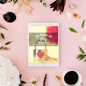 Op de afbeelding: Een witte tablet op een roze achtergrond. Het scherm van de tablet toont een afbeelding van een gouden hangslot met een rood hart en een sleutel. De tekst op het scherm luidt "30 Days of D/s Volume 2 Taking your power exchange to the next level LOVINGECISAM.NET"