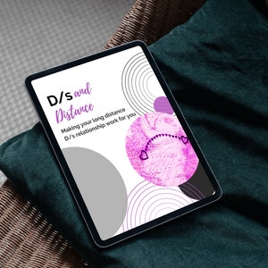 Może przedstawiać: Tablet cyfrowy wyświetlający grafikę w kolorze różowym i białym z tekstem "D/s and Distance" i podpisem "Making your long distance D/s relationship work for you".