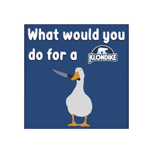 Puede incluir: Un ganso blanco con patas y pico naranjas, sosteniendo un cuchillo en el pico, sobre un fondo azul. El texto "What would you do for a Klondike" está encima del ganso y el logo de Klondike está a la derecha.