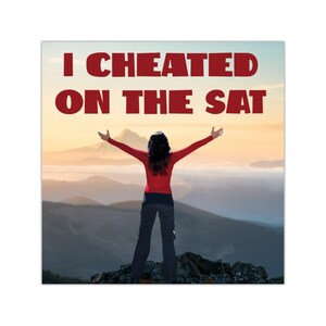 Könnte beinhalten: Quadratischer Druck mit dem roten Text "I CHEATED ON THE SAT". Eine Person in einem roten Hemd und schwarzer Hose steht mit erhobenen Armen vor einer Berglandschaft und einem Sonnenuntergang.